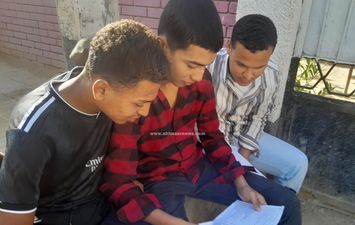 قاعدين على الأرض بيراجعوا قلق بين طلاب الشهادة الإعدادية أمام لجان سوهاج قبل دخول امتحان الإنجليزي