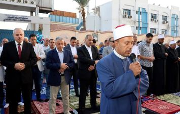 محافظ الإسماعيلية يؤدي صلاة عيد الأضحى المبارك 