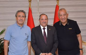 محافظ بورسعيد يستقبل مجلس إدارة النادي المصري ويُرحب بالمدير الفني الجديد الكابتن نبيل الكوكي
