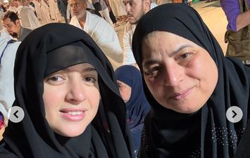 منى فاروق ووالدتها 