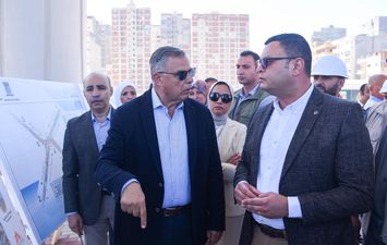 وزير الإسكان يتفقد مشروع كوبري 45 بالإسكندرية 