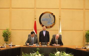 وزير الصناعة والنقل اثناء التوقيع