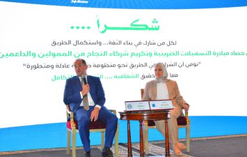 وزير المالية مع رشا عبدالعال 