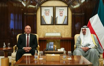 وزير الصناعة والنقل اثناء لقاءه  الشيخ أحمد عبد الله الأحمد الصباح، رئيس مجلس وزراء دولة الكويت