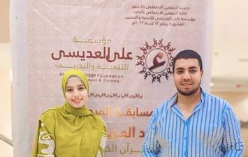 محفظ قرآن يهدي تلميذته رحلة عمرة في قنا