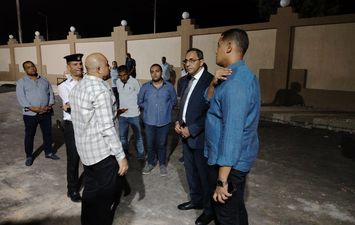 محافظ قنا يتابع سقوط مظلة تحت الإنشاء بموقف نجع حمادي