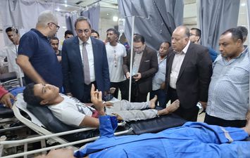محافظ قنا يطمئن على مصابي سقوط مظلة تحت الإنشاء بموقف نجع حمادي