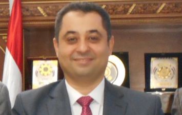 الدكتور أحمد صادق وكيل وزارة الصحة بقنا 