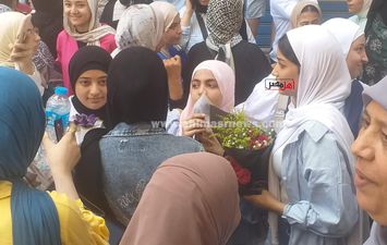أولياء أمور طلاب الثانوية العامة بكفر الشيخ يستقبلون أبنائهم بالورود 