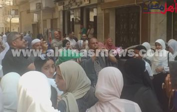 احتفالات طالبات الثانوية الأزهرية علمي بانتهاء الامتحانات 