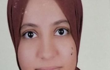 الطالبة رويدا ياسر الأولى على الدبلومات الفنية 2025