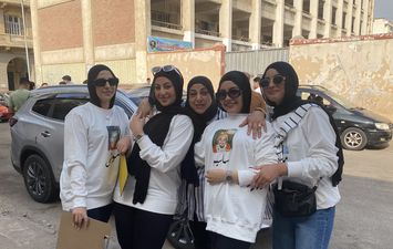 بتشيرتات موحده بالاسم و صورة الطفولة .. طالبات الثانوية العامة بمحافظة بورسعيد يحتفلن بانتهاء ماراثون الثانوية العامة