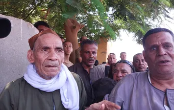 حزن والد الشهيد 