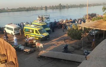 غرق سيارة ربع نقل في نهر النيل بقنا