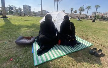 مش بنفارق اللجنة غير لما نتطمن على أولادنا.. حكاية شقيقتان تفترشان الأرض أمام لجنة ثانوية عامة ببورسعيد