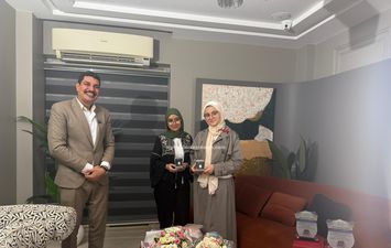 من أوائل الجمهورية.. مدرس يهدي طالبتين بالثانوية العامة &laquo;سبيكة ذهب عيار 24&raquo; وزن 5 جرامات