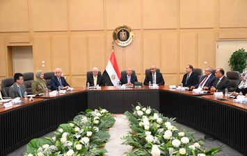 وزير الصناعة والنقل اثناء التوقيع