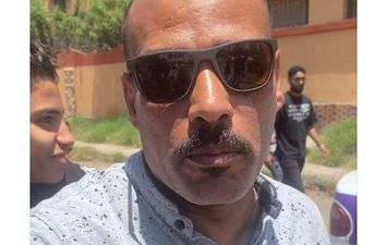 وليّ أمر طالب ثانوية عامة ببورسعيد: 3 مراقبين داخلين مع ابني الحمام.. هو رايح حجز؟!
