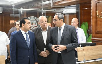محافظ قنا يتابع غرفة عمليات انتخابات مجلس الشيوخ 