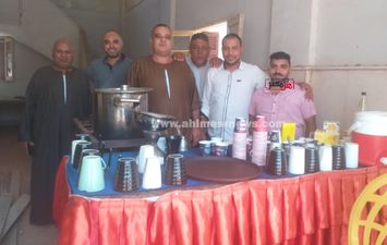 بوفيه مشروبات ساخــنة للناخبين ببلاش.. مواطن يحث المواطنين على المشاركة بانتخابات الشيوخ على طريقته الخاصة بكفر الشيخ
