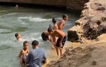 هروب الصغار إلى الترع 