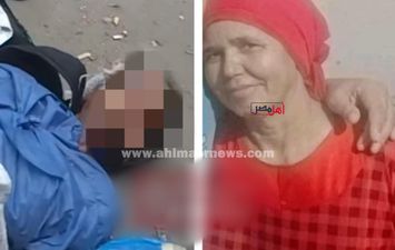 مسنة مستلقية بأحد شوارع الإسكندرية