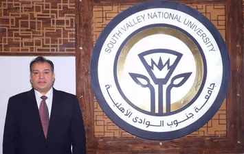 الدكتور أحمد عكاوي 