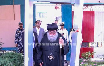 أسقف الأقباط الأرثوذكس بالإسماعيلية يدلي بصوته الانتخابي 