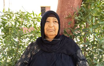 إحدي سيدات القرية 