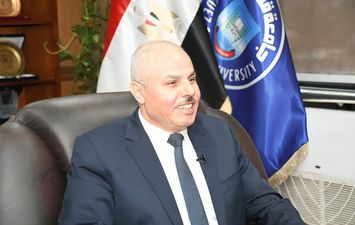 الدكتور ناصر مندور رئيس جامعة قناة السويس   