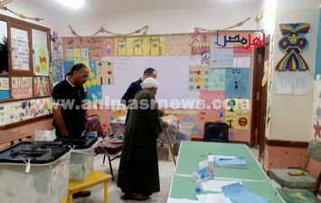 المستشار محمد الكومى يساعد مسن للدخول للجنه للادلاء بصوته في انتخابات الشيوخ بسوهاج 
