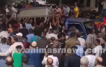 جانب من تشييع جثمان الشابين المتوفيين في حادث 