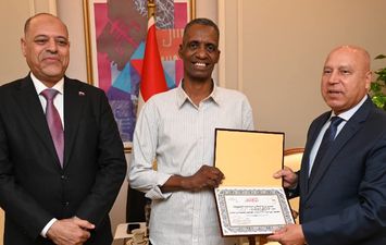 جانب من تكريم وزيرا النقل والعمل لعامل المزلقان