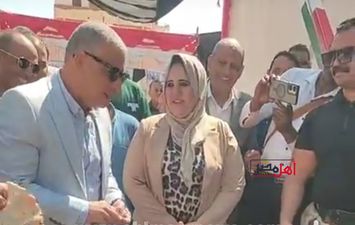 سيدة الخبز أم علي مع محافظ الإسماعيلية 