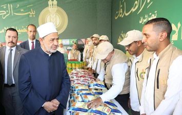 شيخ الأزهر يتابع القافة الإغاثية