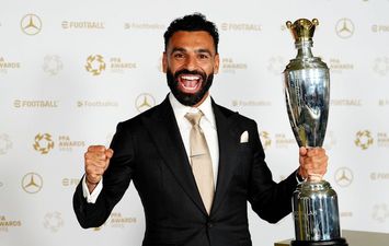 صلاح مع جائزة أفضل لاعب في الدوري الإنجليزي