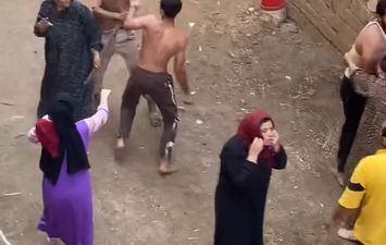 لقطات من الفيديوهات المنتشره 
