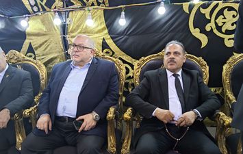 محافظ الشرقية يؤدي واجب العزاء 