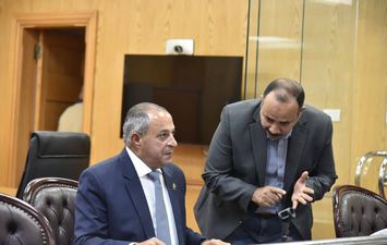 محافظ بورسعيد يتابع الاستعدادات النهائية للعملية الانتخابية من خلال مركز عمليات الشبكة الوطنية الموحدة للطوارئ والسلامة العامة 