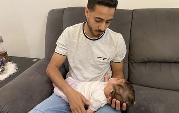 محافظ بورسعيد يستقبل الطفلة فرح ويعد بفتح حساب التضامن فى اسرع وقت 