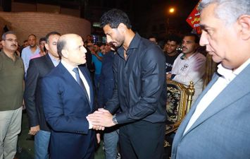 محافظ كفرالشيخ يقدم واجب العزاء في وفاة والد الكابتن &laquo;محمد الشناوي 