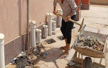 مدير المدرسة وأهالى القرية يشاركون في الصيانة