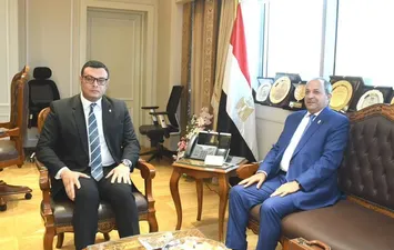 وزير الإسكان يستقبل محافظ بورسعيد لبحث ملفات العمل والتعاون المشترك