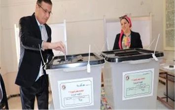 وزير الزراعة يدلي بصوته في انتخابات الشيوخ