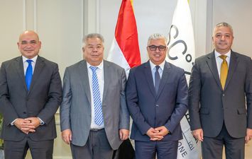 وليد جمال الدين أثناء توقيع العقد