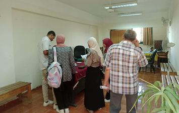 إجراء الكشف الطبي لطلاب المعهد الفني الصحي بقنا 