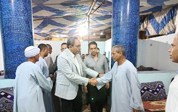 محافظ قنا يقدم واجب العزاء في شهيد العمل بقرية المراشدة