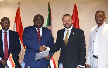 رجل الأعمال محمد الجارحي مع وزارة المعادن السودانية 