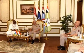 وزير الدفاع والإنتاج الحربي يلتقي وزير دفاع جمهورية جامبيا لمناقشة سبل دعم علاقات التعاون العسكري 