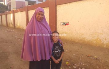 أعز من الولد ولد الولد.. جدة تصطحب حفيدها للحضانة بأول أيام العام الدراسي بكفر الشيخ